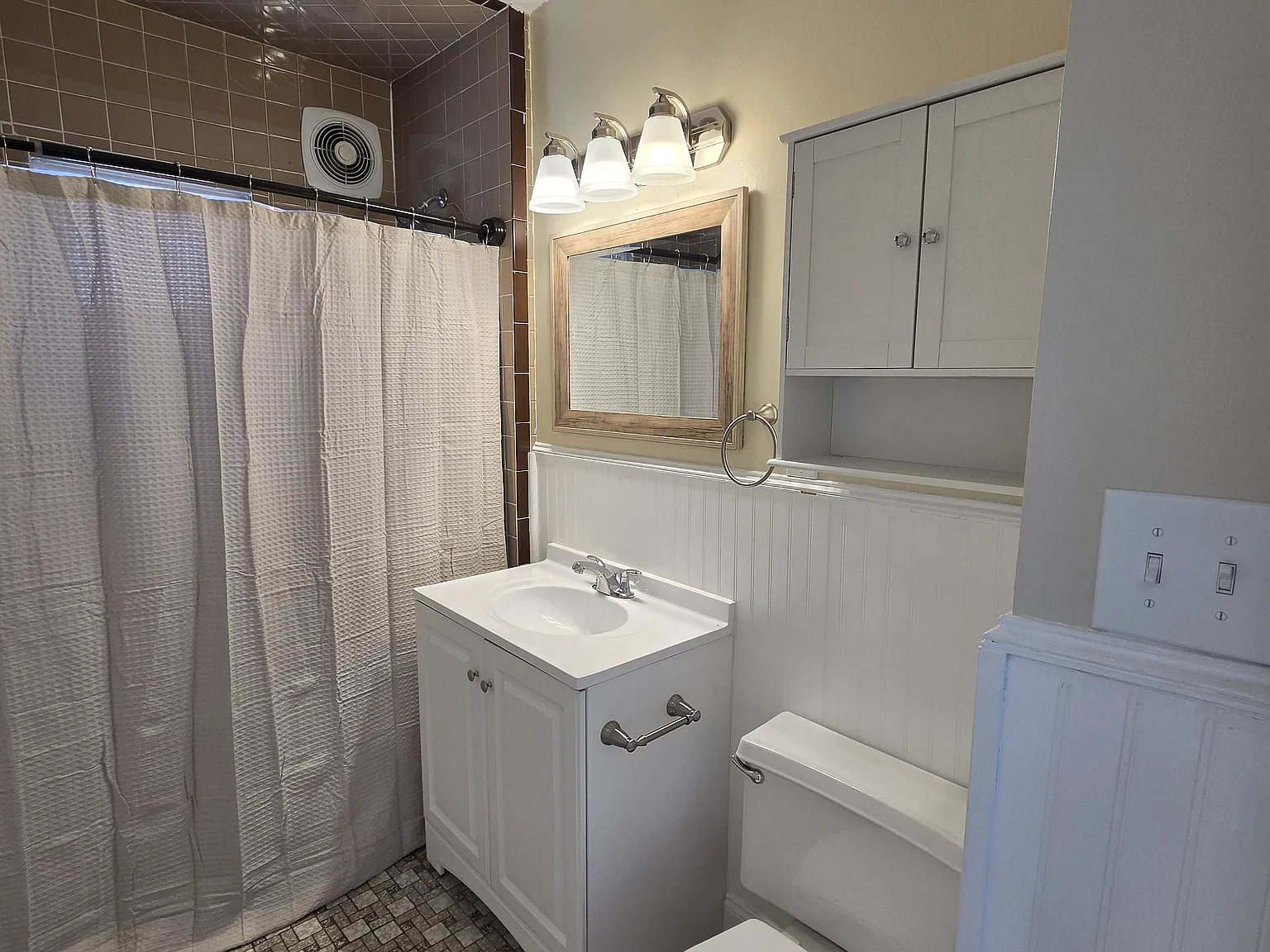 2 bed, 1000 sqft, $2,000 — Photo 3