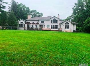 39 Dunlop Rd, Huntington, NY 11743