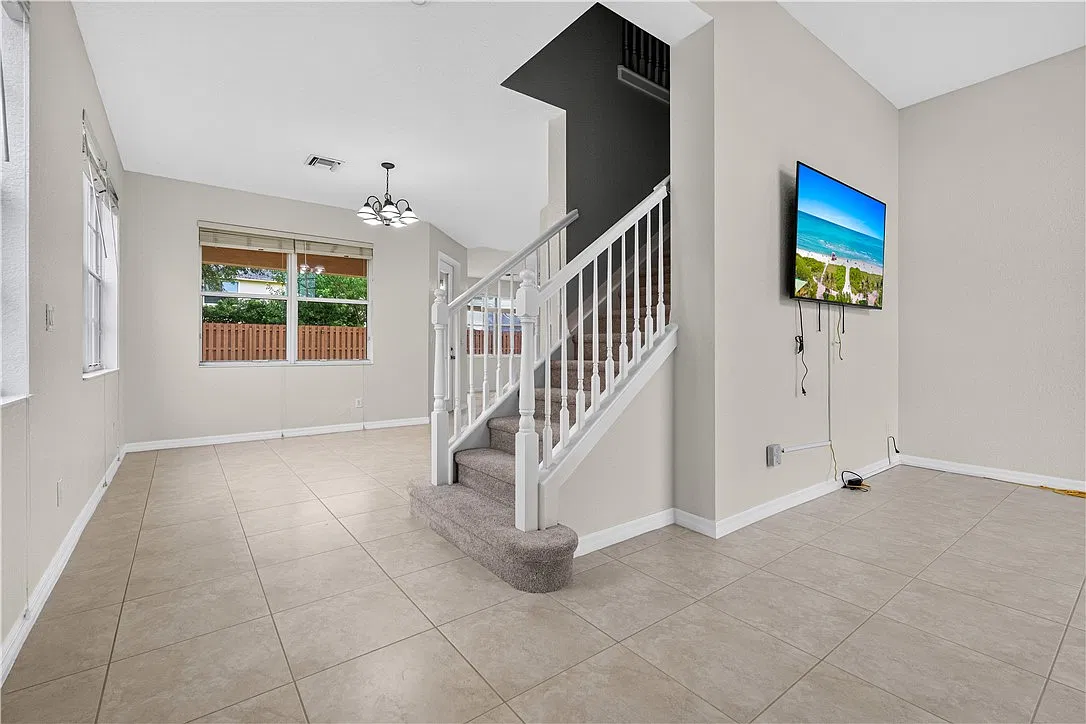 4 bed, 2.5 bath, 2318 sqft, $2,900 — Photo 2