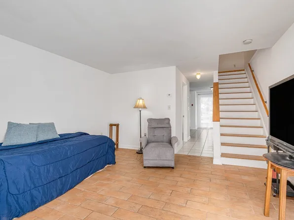 74 Roper St #F, Lowell, MA 01852