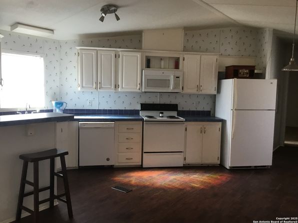 129 LIVE OAK DR, Devine, TX 78016