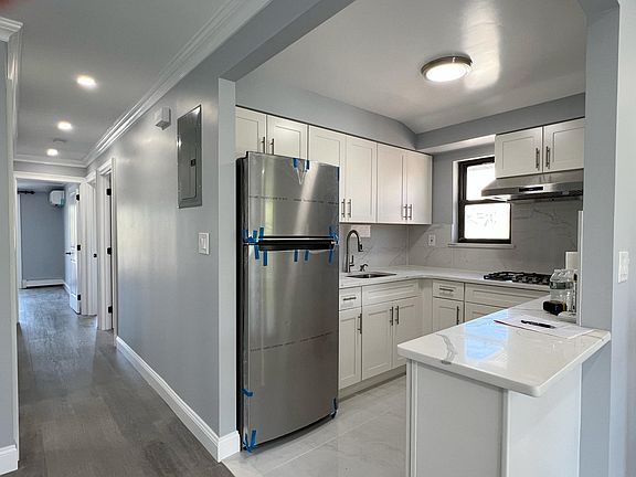 5th image of 45 Avenue 204 St
