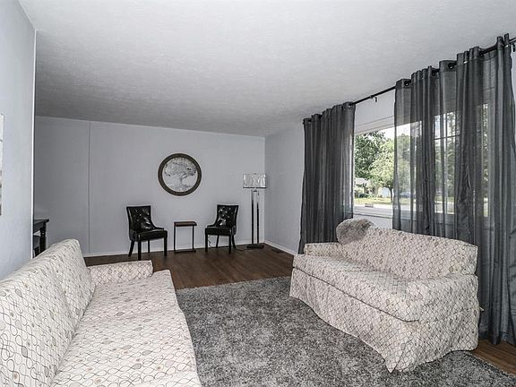 3rd image of 80 Silverwood Cir