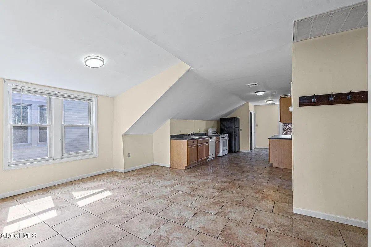 3 bed, 1.0 bath, 1100 sqft, $1,900 — Photo 4