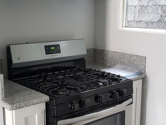 2nd image of 272 1/2 W 41st St