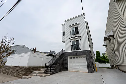 704 Warren St #1 Photo 1