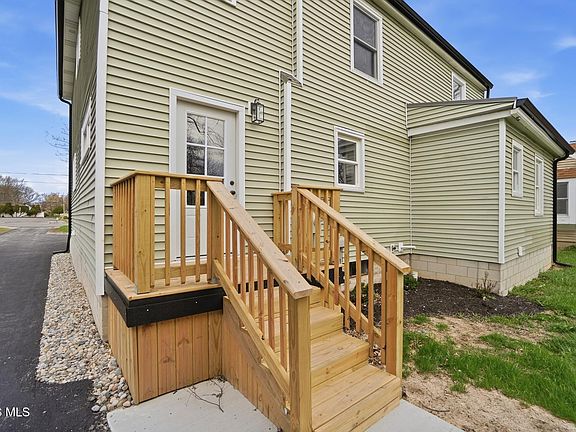 4th image of 3239 N Main St