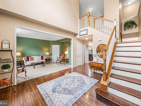 4th image of 806 Arbor Ln