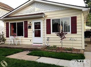 352 E Baker Ave, Clawson, MI 48017