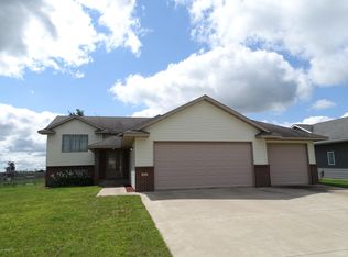 275 6th Ave SE, Plainview, MN 55964