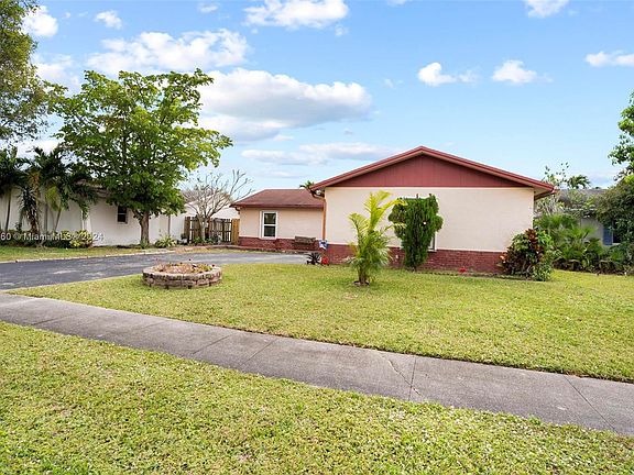 3rd image of 10980 NW 28th St