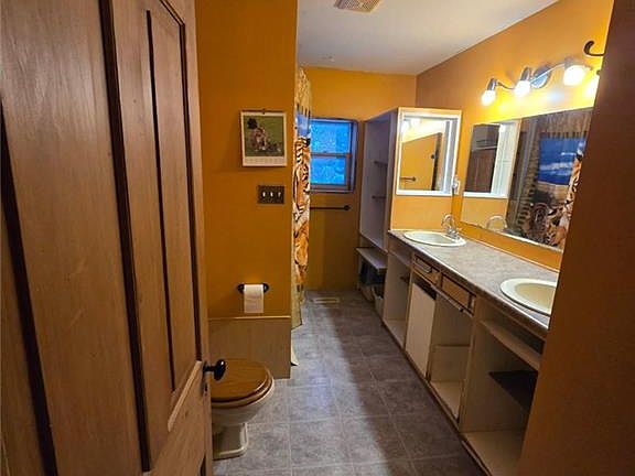 5th image of 284 Garafraxa St