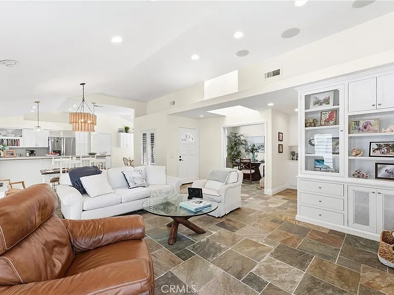 18 Byron Close — Photo 8