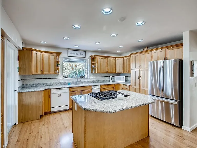 1852 Lisa Ln — Photo 8