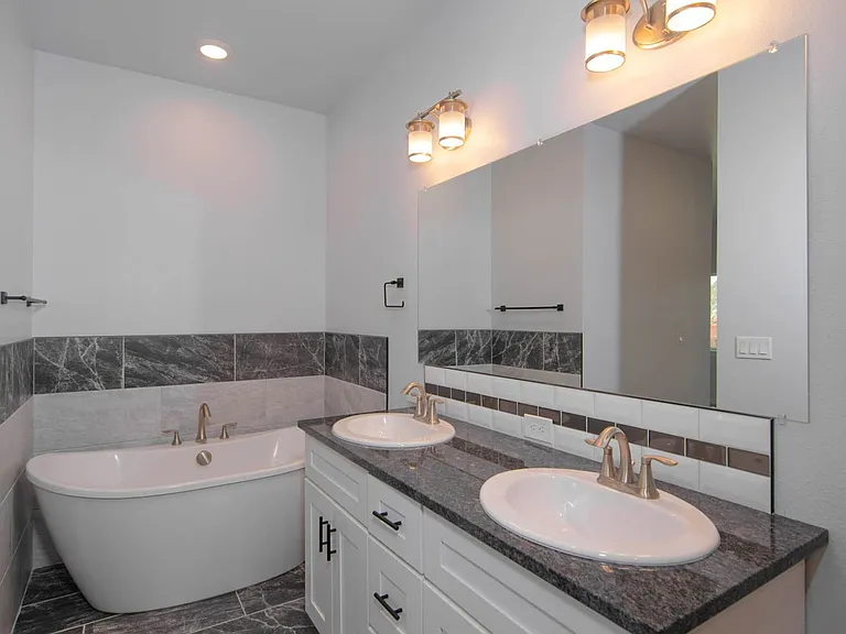 12402 E Broadway Ave — Photo 11