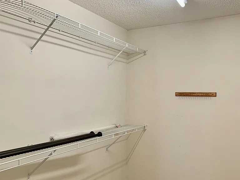 485 Chippenham Ct — Photo 16