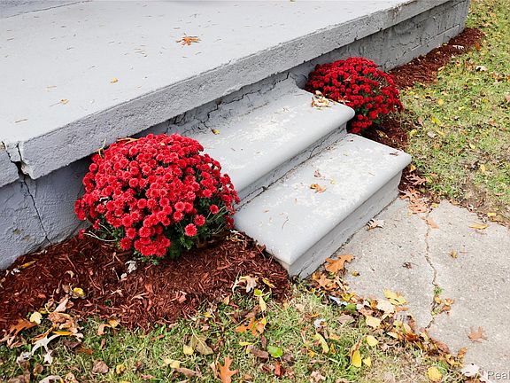 3rd image of 1338 Helen St