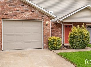 898 W Peachtree Dr, Fayetteville, AR 72703