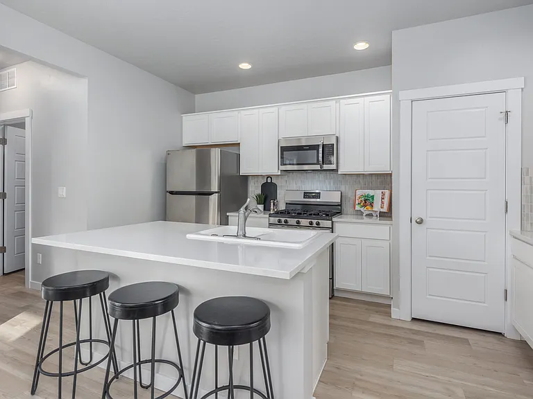1127 N World Cup Ln — Photo 8