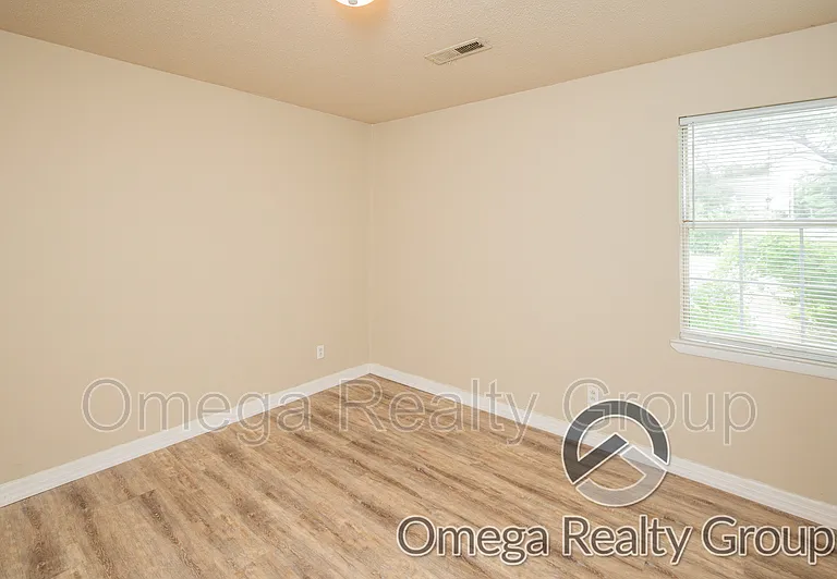 The Cove Apartments — Photo 31