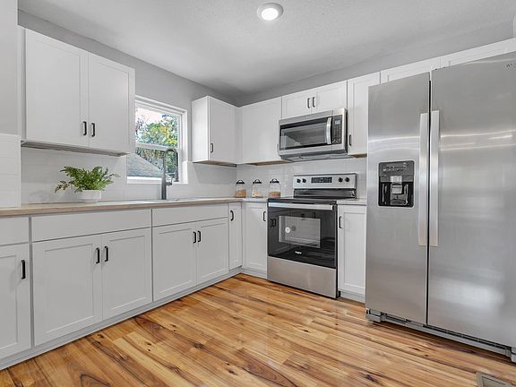 3rd image of 132 Oak St