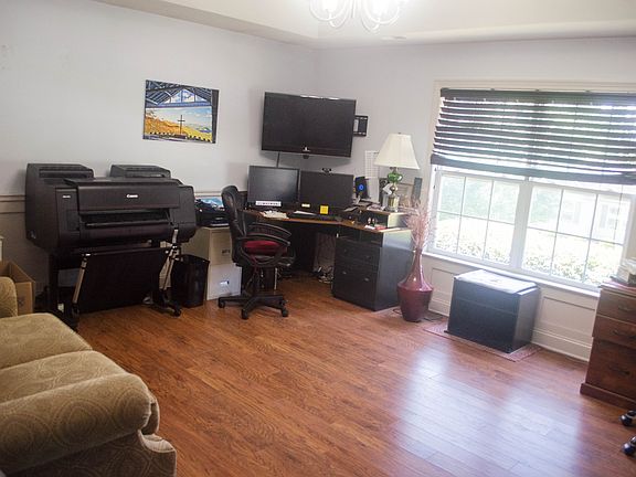 4th image of 27 Chalice Hill Ln