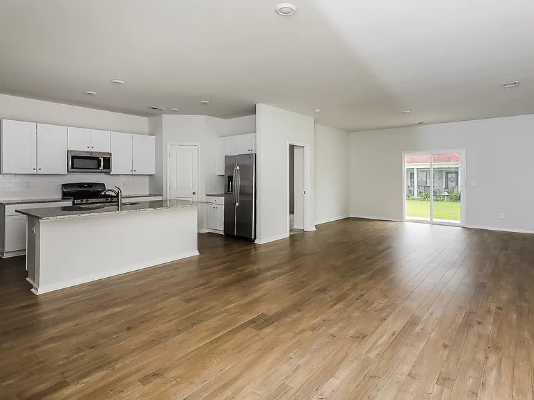 120 S Reindeer Rd — Photo 7