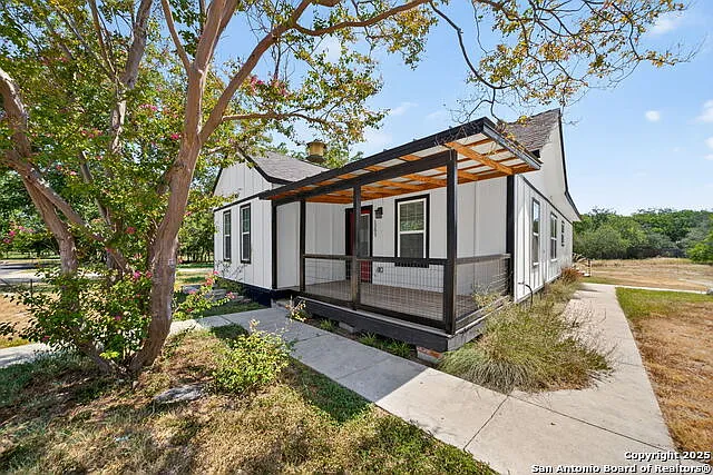 1203 Avenue J — Photo 2