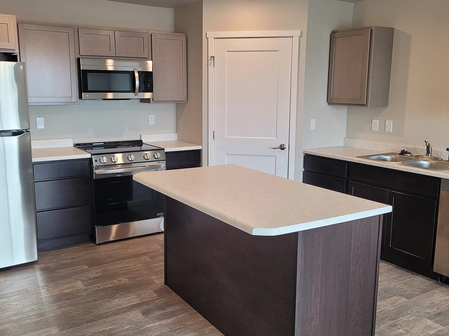 1 bed, 817 sqft, $1,200 — Photo 1