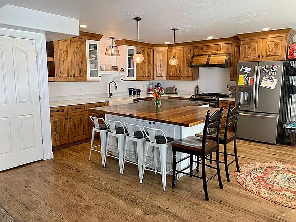 Gorgeous eat in kitchen