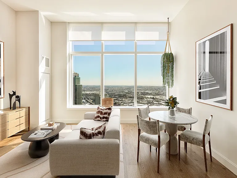 2315 44th Dr #Penthouse 2B — Photo 2