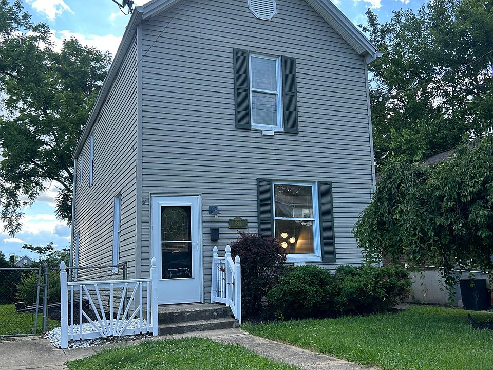 Fully fenced back yard and driveway
