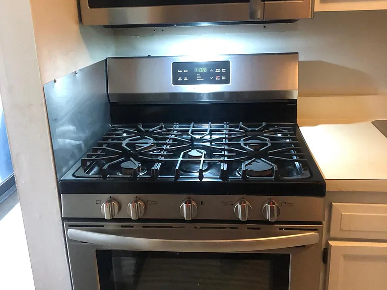 Gas range/Oven and Microwave