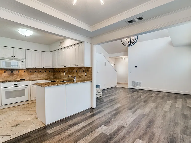 17018 Planters Row — Photo 6