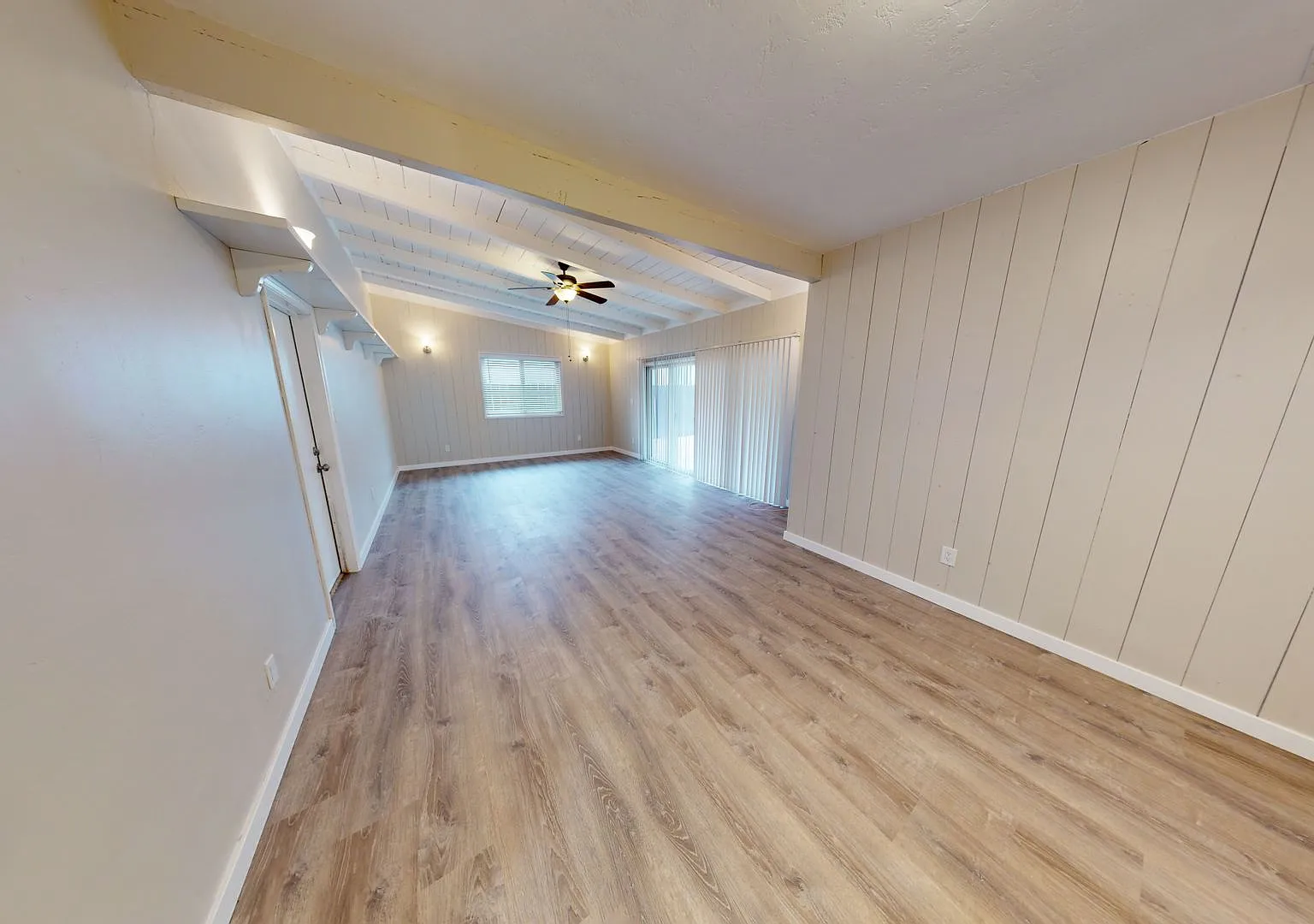 5BD/3BA on Hewlett, Quiet Neighborhood! 2 Car Garage — Photo 3