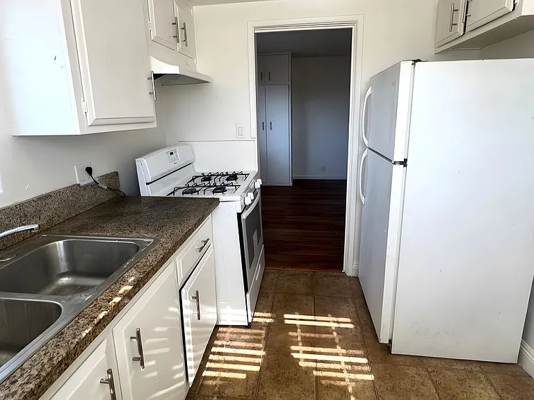 6125 S Victoria Ave — Photo 2