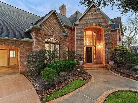 Convenient walk area to front of home as well as front the street