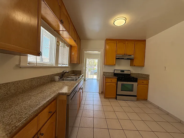 1116 Irving Ave — Photo 9