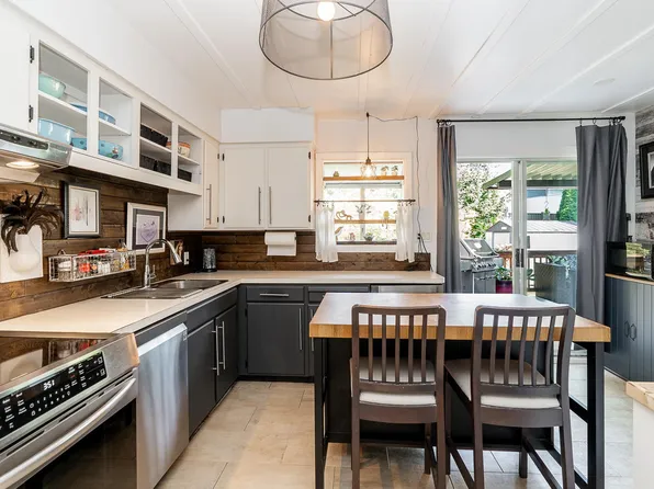 635 Midvale St, Coquitlam, BC V3J 6M1