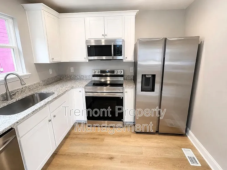 2620 E 21st St — Photo 4