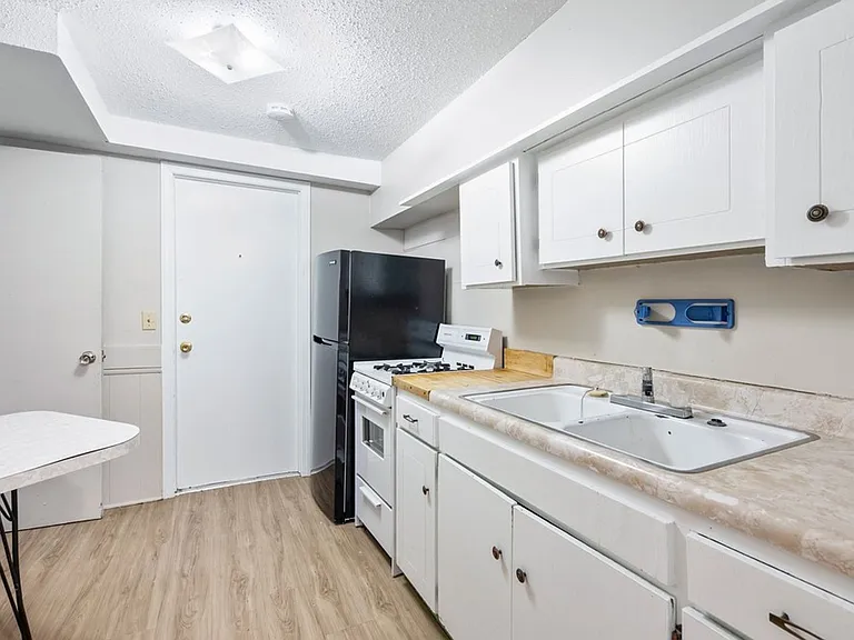 2314 Walnut St — Photo 3
