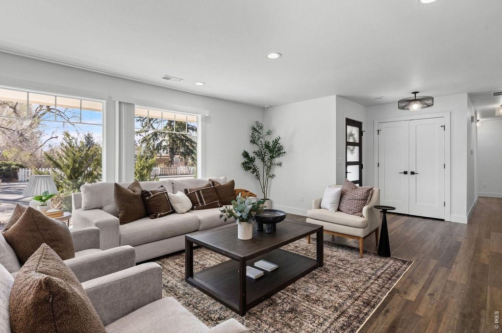 310 E Prospect Rd
