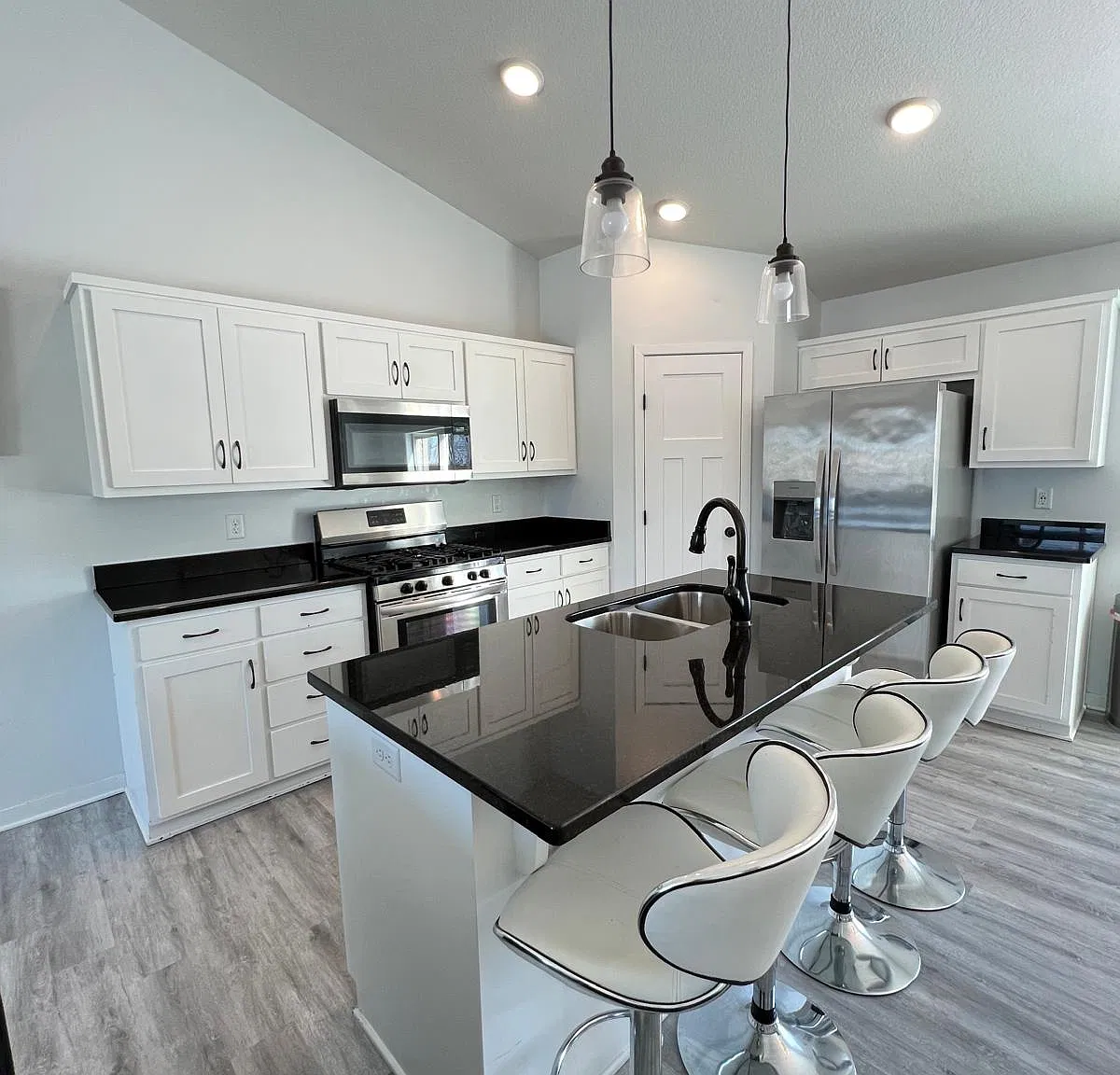 4 bed, 2563 sqft, $3,095 — Photo 4