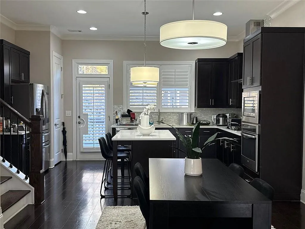 3 bed, 3.5 bath, 2720 sqft, $3,600 — Photo 4