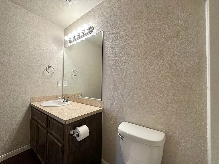 928 Maplewood St — Photo 16