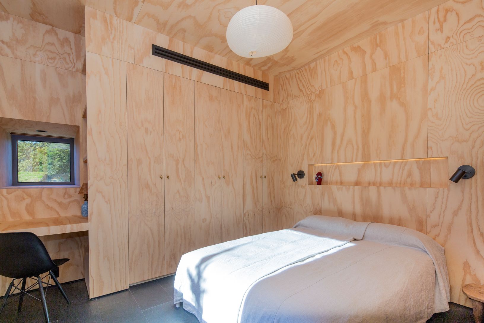  Guest Room with Desk Nook