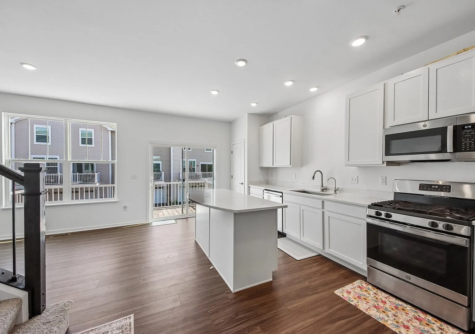 3 bed, 2.5 bath, 1764 sqft, $3,000 — Photo 2