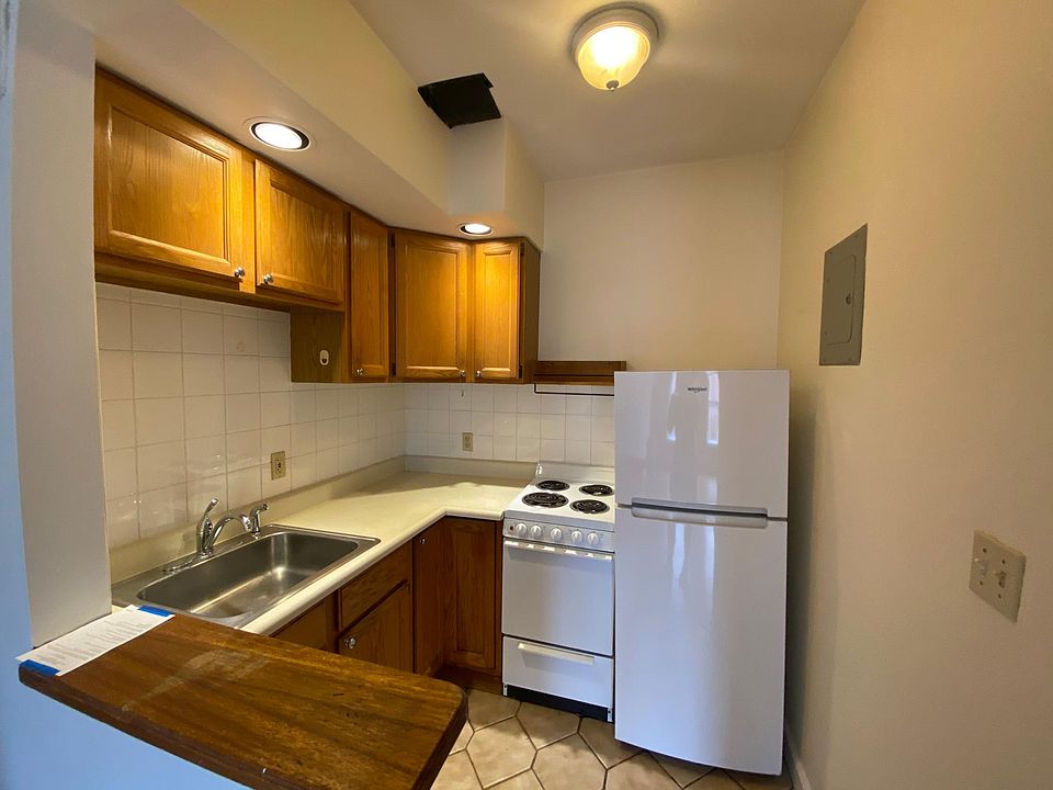 2nd image of 525 Beacon St APT 8