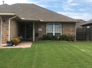 621 E Greenwood Ln, Mustang, OK 73064