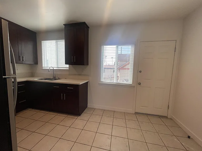 945 Thomas Ave — Photo 8